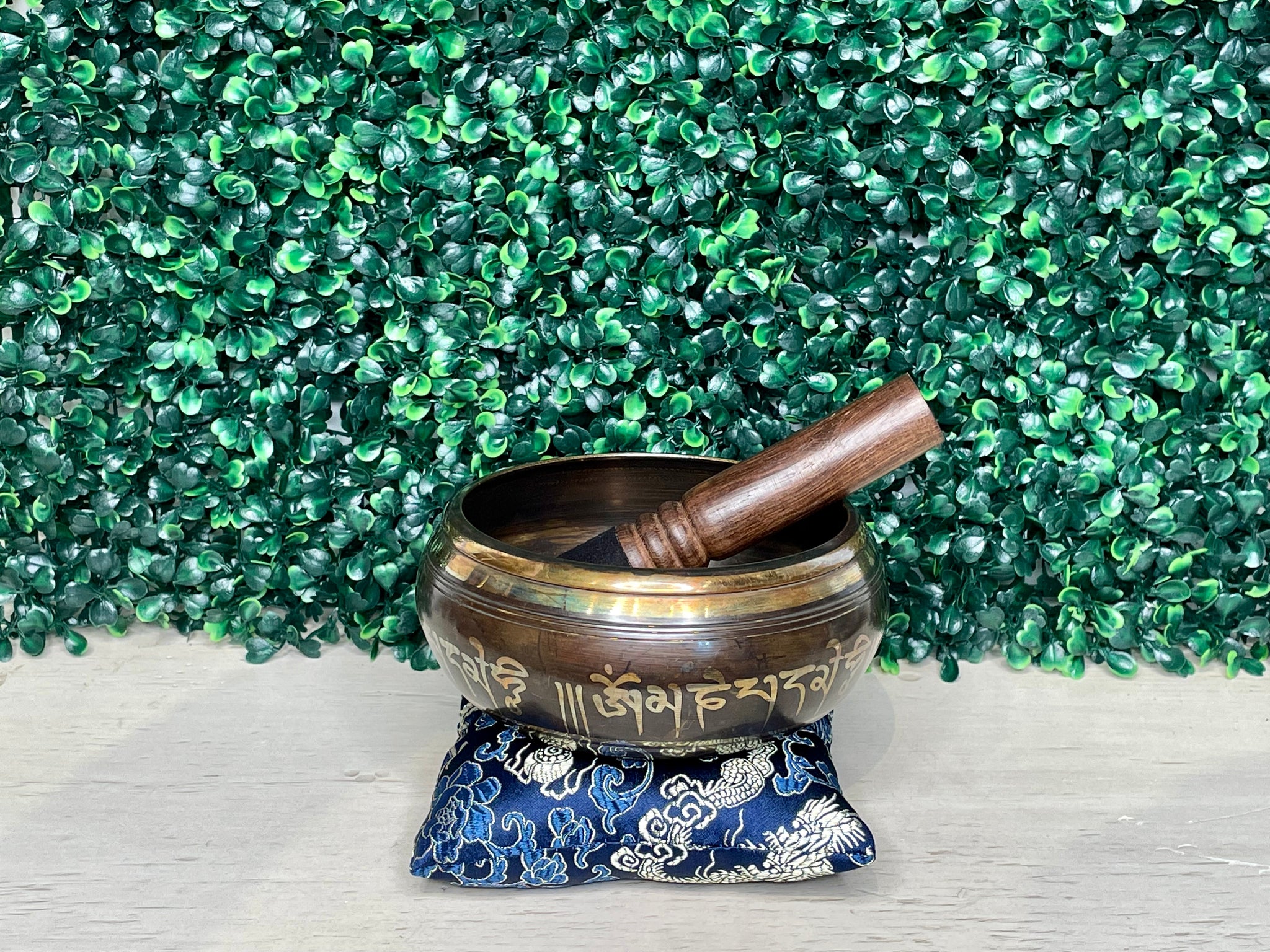 BLACK MANTRA CARVED | SINGING BOWL